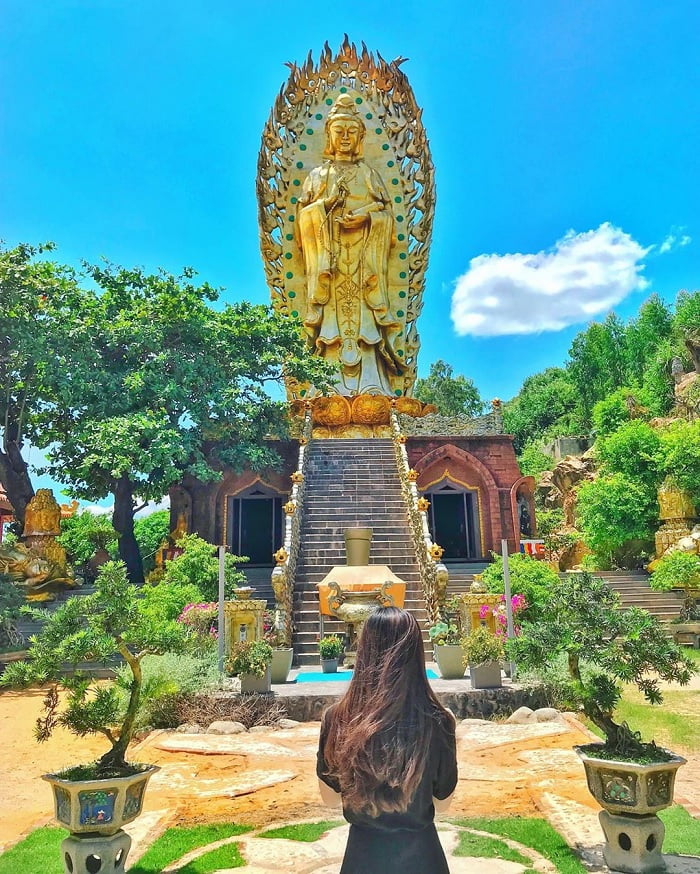 Come to Quy Nhon Ngoc Hoa Tinh Xa to see the tallest twin Buddha statue in Vietnam