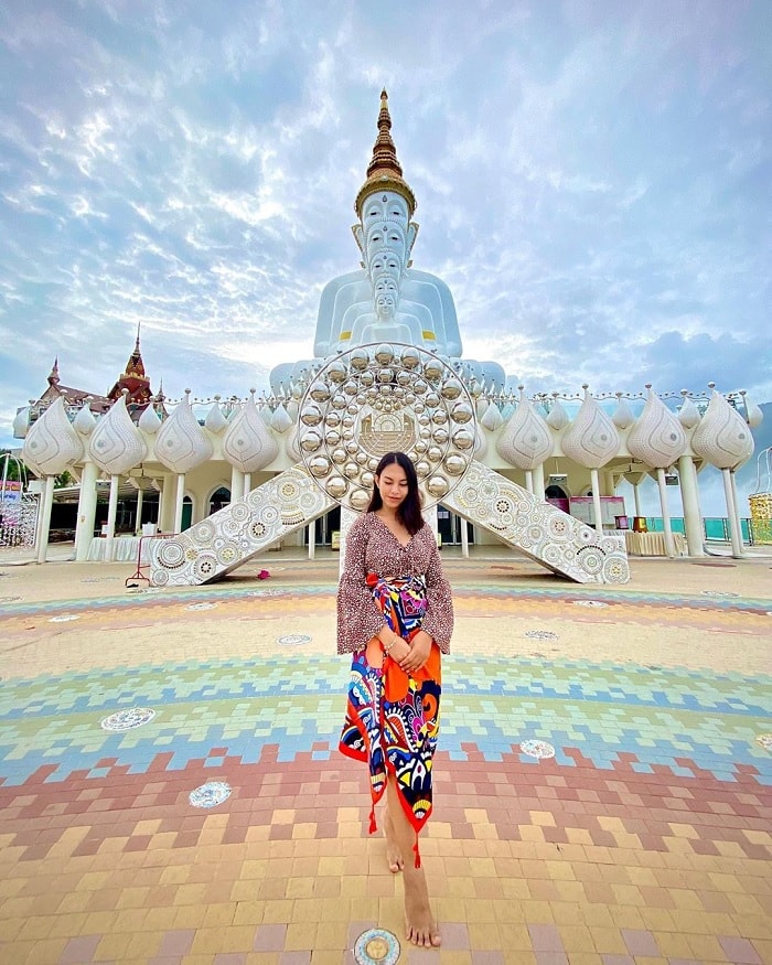 Trang phục vào đền Wat Pha Sorn Kaew 