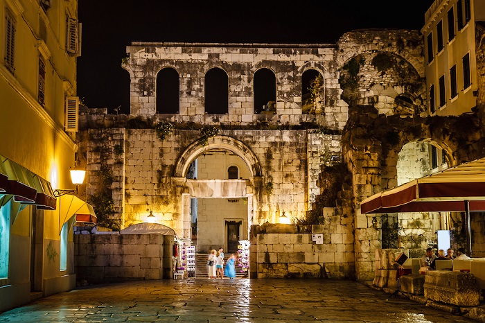 Cổng Sắt trong cung điện -  Cung điện Diocletian Croatia