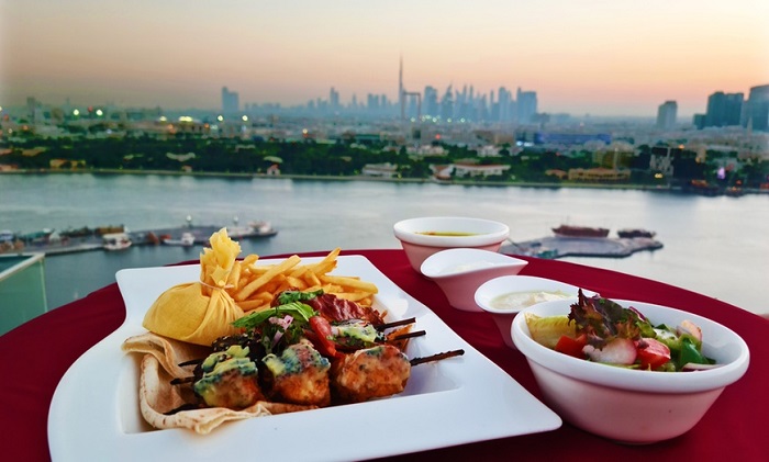 Ăn tại một nhà hàng gần địa điểm du lịch lạch Dubai