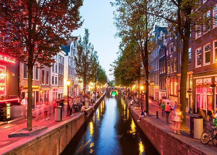 Trải nghiệm du lịch độc đáo tại khu phố đèn đỏ Amsterdam Hà Lan