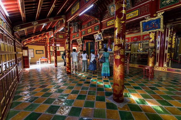 Thieu Tri Tomb bones in Hue - Inside Bieu Duc Palace
