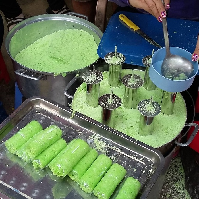 Ha Tien specialty as a gift - pandan leaf tube cake