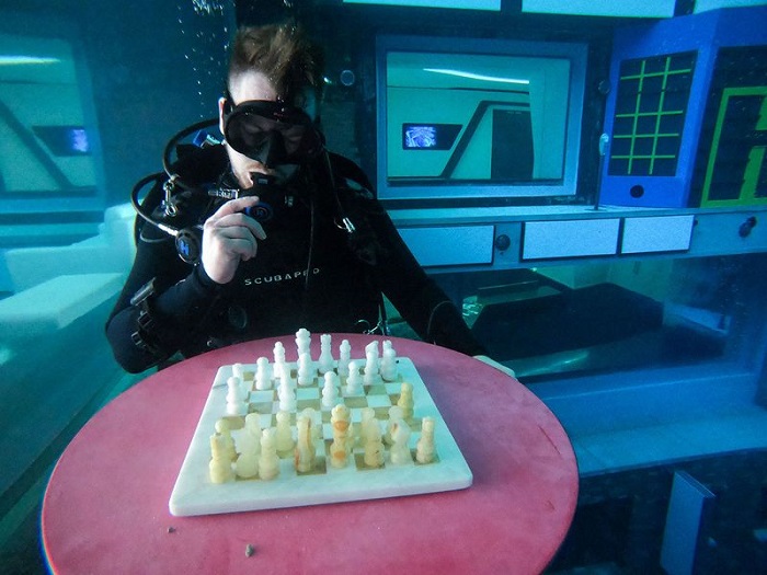 Một thợ lặn đang chơi cờ vua dưới nước - Hồ bơi sâu nhất thế giới