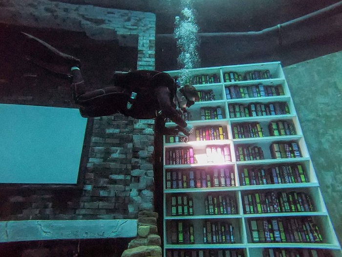 Một thợ lặn đi qua những cuốn sách giả  - Hồ bơi sâu nhất thế giới
