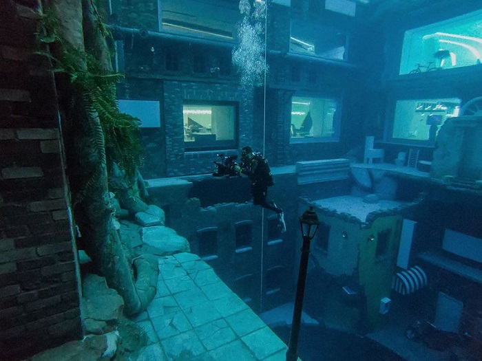 Một thợ lặn đã chụp lại những hình ảnh của một thành phố chìm giả tạo tại Hồ bơi sâu nhất thế giới