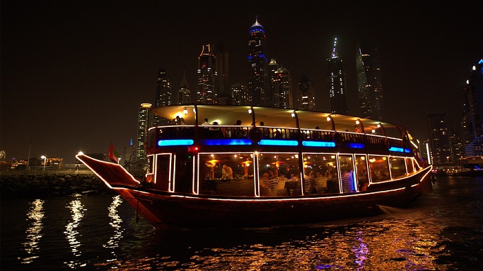 Chuyến đi bằng thuyền ngắm cảnh - địa điểm du lịch Abu Dhabi