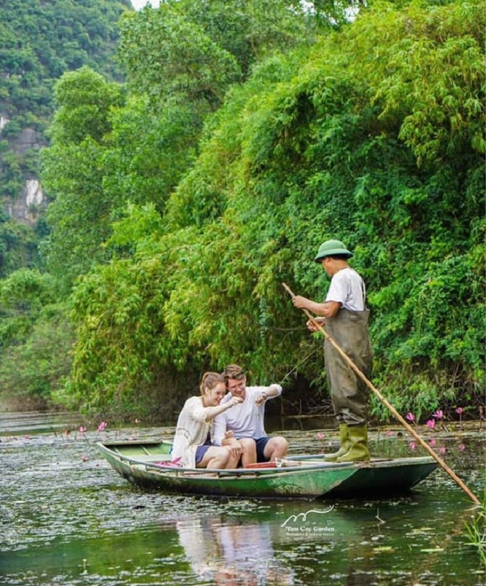 đi thuyền - trải nghiệm thú vị tại khu nghỉ dưỡng Tam Coc Garden Boutique ở Ninh Bình