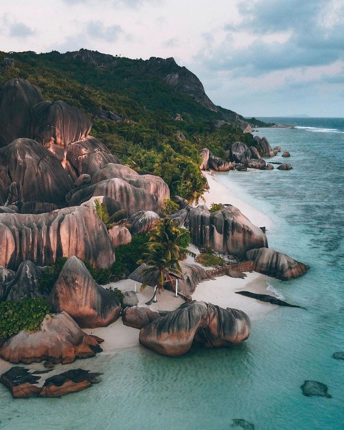 Những tảng đá granit lâu đời rải rác trên cát ở Anse Source d'Argent - Du lịch Seychelles
