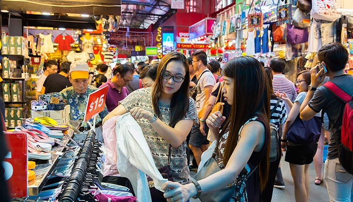 Du lịch Singapore mua gì làm quà? Đồ thời trang - Món quà nên mua khi đến Singapore