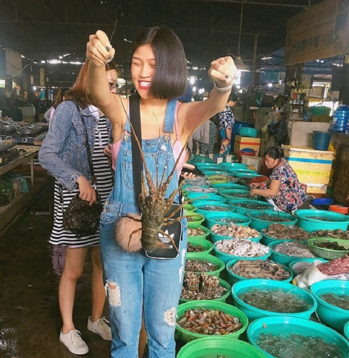 Phuong Nam marine eco-tourism area - go to the seafood market
