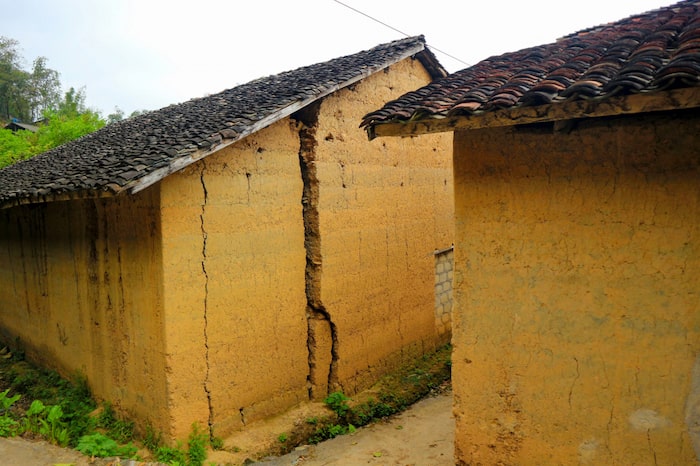 Những ngôi nhà trình tường ở làng cổ Thiên Hương 