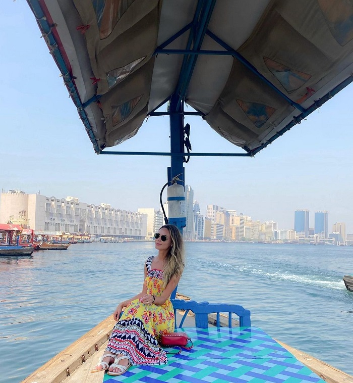 Chiếc thuyền nhỏ có động cơ chạy bởi người dân địa phương nằm rải rác xung quanh Lạch Dubai