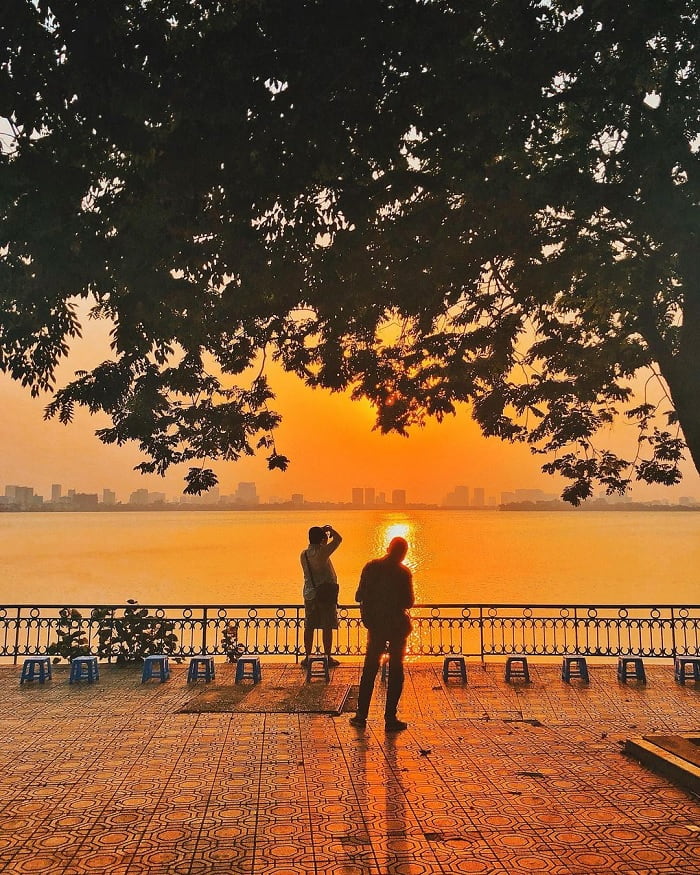 Experience Hanoi's autumn - watch the sunset on West Lake