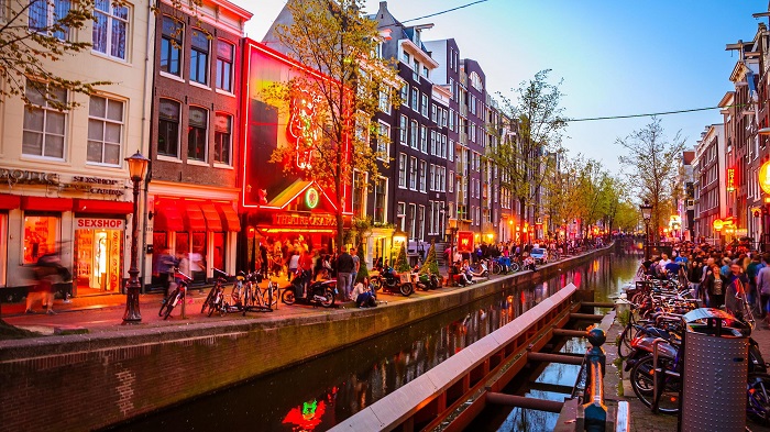 Khu Đèn Đỏ Amsterdam nằm ở khu vực lâu đời nhất của thành phố - Khu phố đèn đỏ Amsterdam Hà Lan