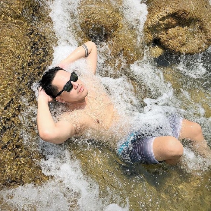 Bathing in the stream at the cold water slot in Quang Binh 