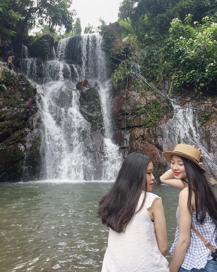 Trot 'drunk' at the liberal beauty of Heaven Gate waterfall in Thanh Hoa 