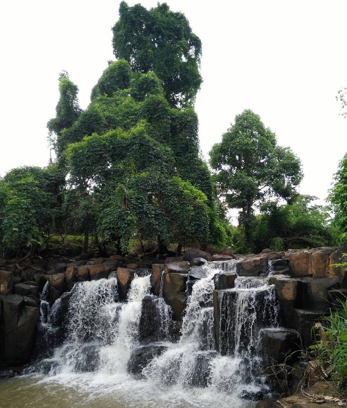 Beautiful waterfalls in Binh Phuoc - Standing waterfall