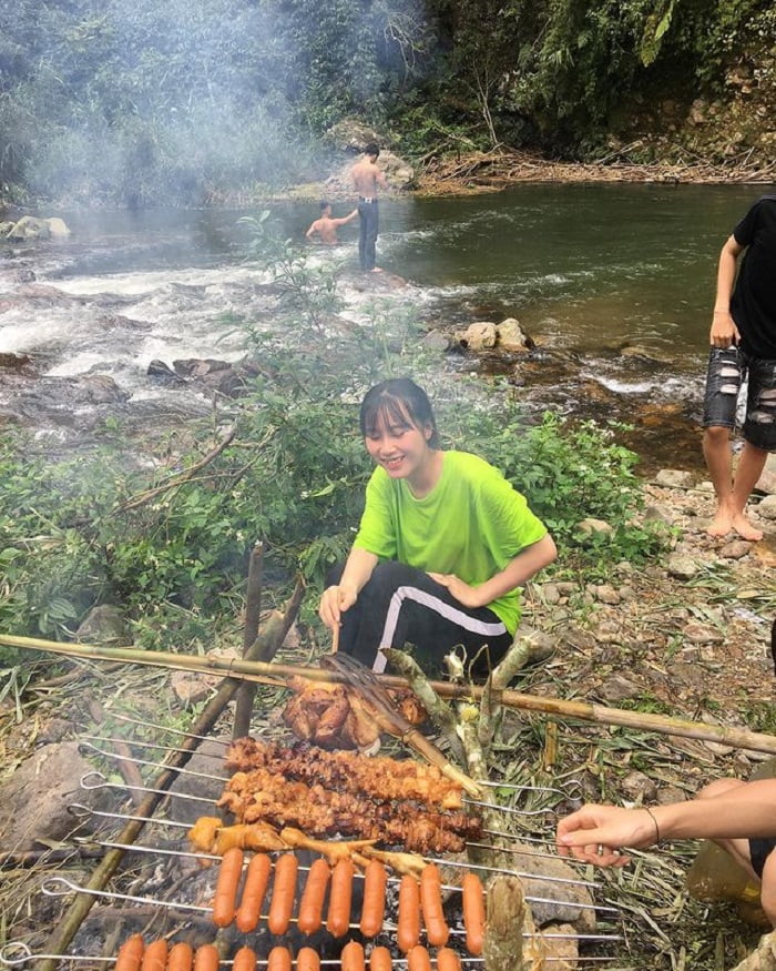 Organize a barbecue at Suoi Chieu Son La lake 