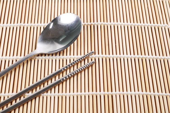 Văn hóa sử dụng bát, đũa sắt - Văn hóa ăn uống ở Hàn Quốc
