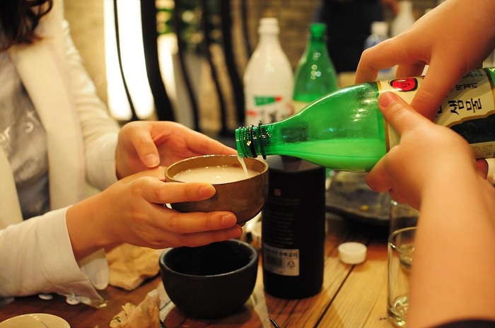 Nhận đồ ăn, thức uống bằng 2 tay - Văn hóa ăn uống ở Hàn Quốc