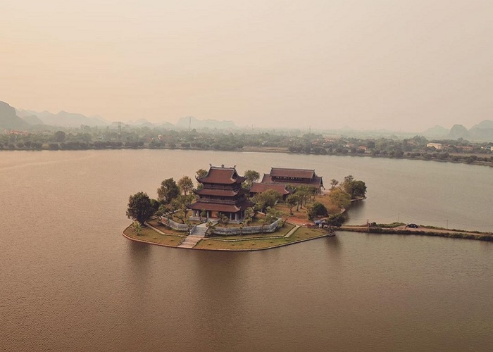 Chùa Vàng Ninh Bình - ngôi chùa độc đáo nằm giữa hồ