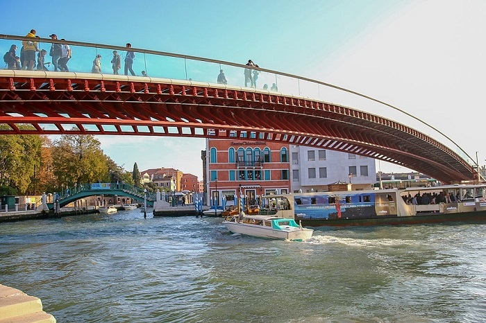 Cầu Hiến pháp - kênh đào Grand Venice
