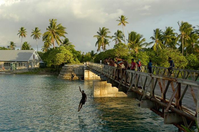 Dân số chỉ hơn 100.000 người một chút, trải rộng trên khoảng 20 đảo san hô - Du lịch Kiribati 