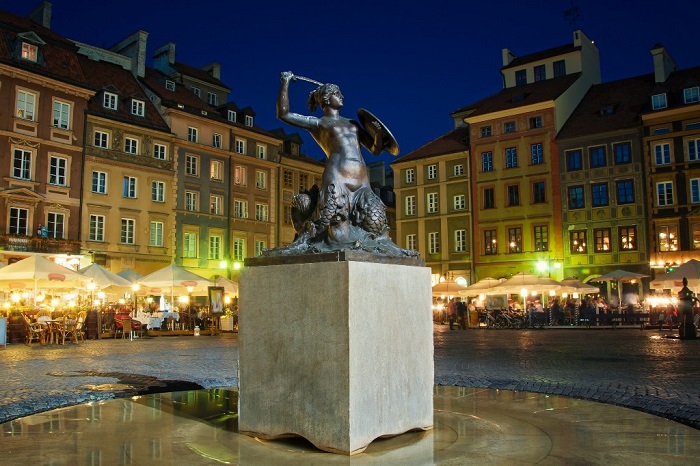 Một nàng tiên cá với thanh kiếm và chiếc khiên là biểu tượng của thành phố - Phố cổ Warsaw