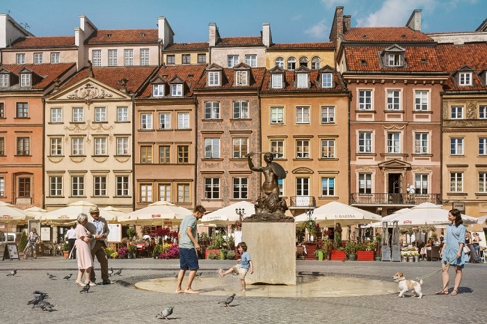 Quảng trường phố cổ là nơi có bầu không khí nhộn nhịp - Phố cổ Warsaw
