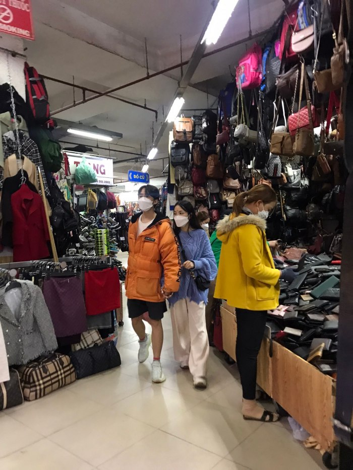 Check-in Da Lat second-hand market shopping experience