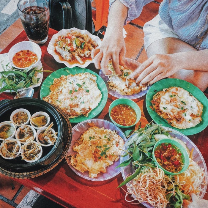 Những quán ăn đêm ở Huế bánh ép Nguyễn Du
