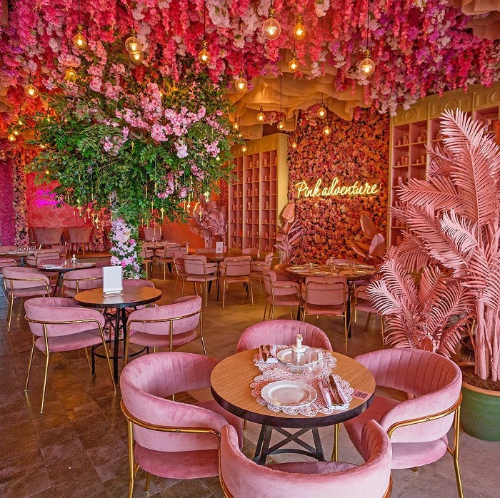 Không gian bên trong ở Saya Brasserie - những quán cà phê đẹp ở Dubai