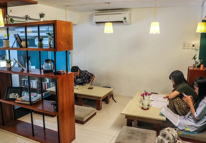 Click Cafe (Click Hostel) – Quán cà phê sách ở Đà Nẵng không gian xanh mát 