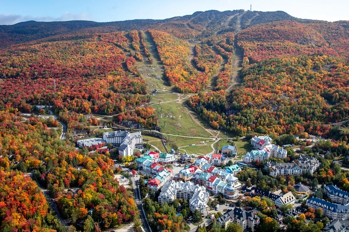 Các dốc trượt tuyết của Fairmont Tremblant trong tán lá mùa thu gần đạt đỉnh - ngắm lá mùa thu ở Canada