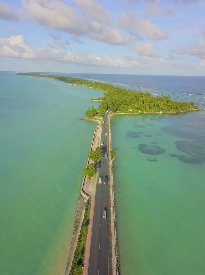 Một trong những con đường đắp cao được xây dựng gần đây ở Kiribati - Du lịch Kiribati 