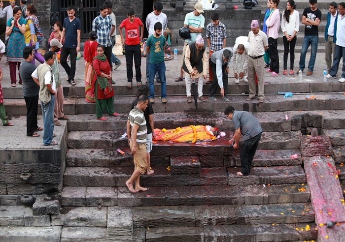 Thủ tục hỏa táng ở đền Pashupatinath