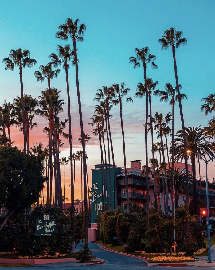 Tận hưởng kỳ nghỉ tuyệt vời tại thành phố Beverly Hills huyền bí, một nơi nổi tiếng với các khu mua sắm, nhà hàng và các trung tâm giải trí đẳng cấp. Hình ảnh sẽ cho bạn cái nhìn rõ ràng về nét đẹp quyến rũ của Beverly Hills, đem lại cho bạn một trải nghiệm tuyệt vời trong chuyến du lịch của mình.
