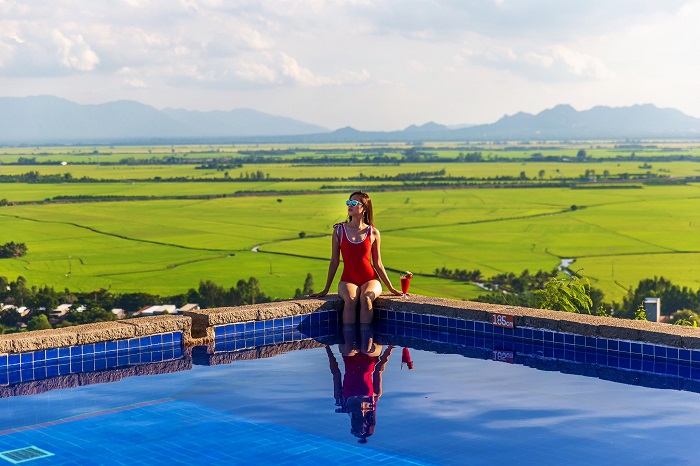 Bể bơi view cánh đồng - review khách sạn Victoria Núi Sam Lodge