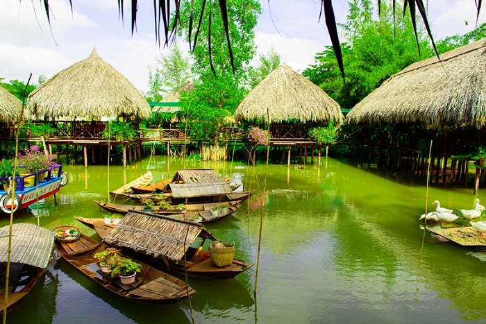 Can Tho Hoa Su tourist area - canoeing