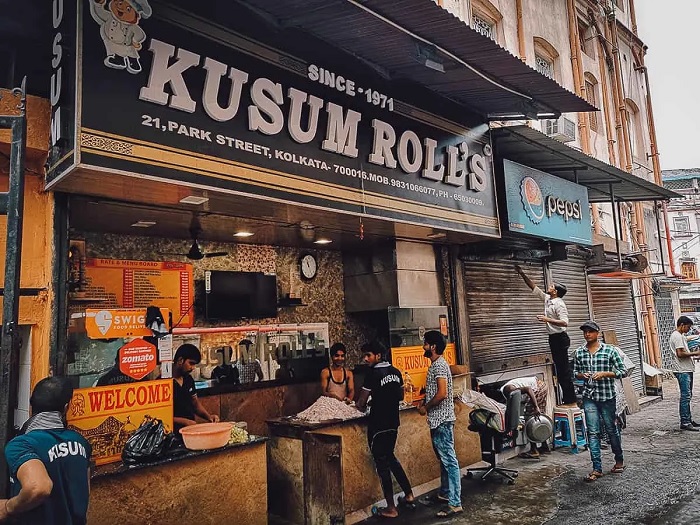 Kusum Rolls cũng là một cửa hàng có món cuộn kathi nằm dọc phố Park gần Maidan-du lịch Kolkata