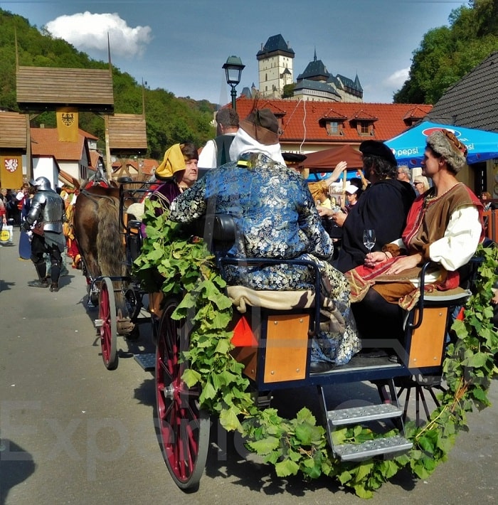 Thưởng thức lễ hội rượu vang là hoạt động thú vị ở gần lâu đài Karlstejn