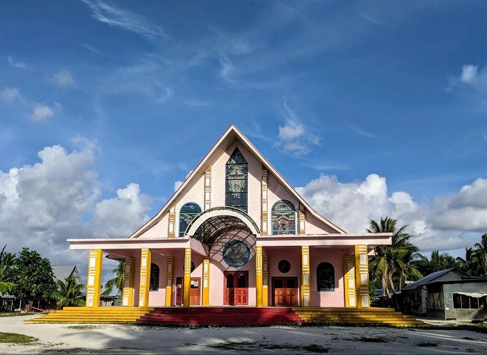 Nhà thờ đầy màu sắc với mặt tiền và cổng trước được trang trí đẹp mắt - Du lịch Kiribati 
