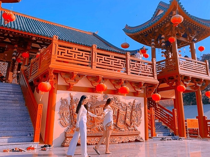 Chùa Lầu An Giang là một trong những ngôi chùa kiến trúc Nhật Bản ở Việt Nam