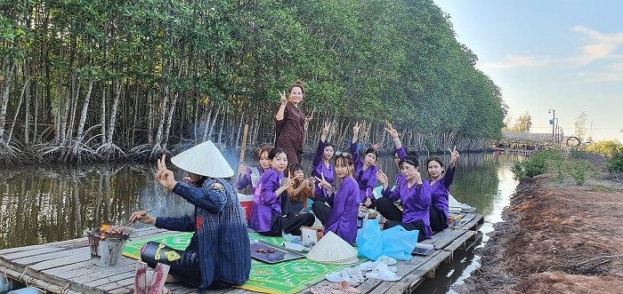 ăn uống tại nông trại tôm khỏe của vợ chồng anh Quốc Dương