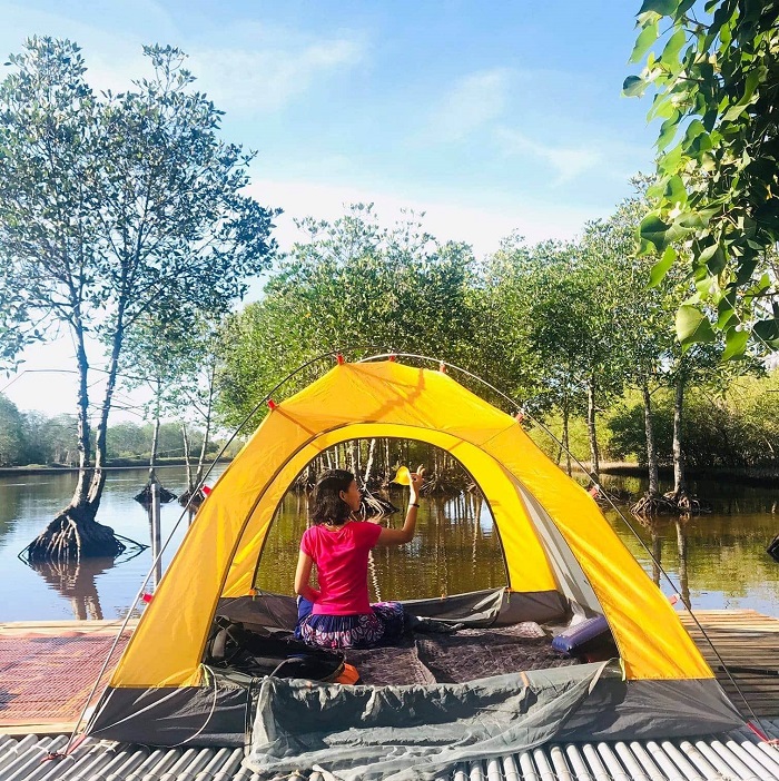 Khu vực lều dành cho khách lưu trú qua đêm tại nông trại tôm khỏe