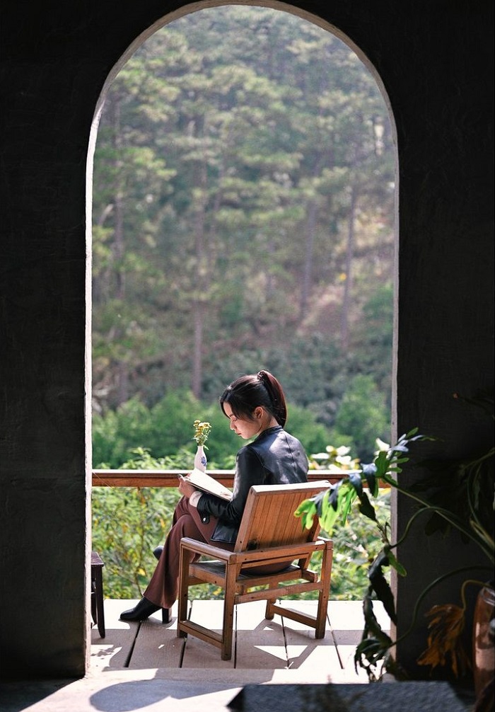 Luong Chung Coffee is a cafe with a beautiful virtual living window in Vietnam