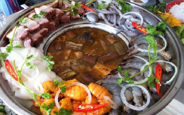 Lẩu mắm Hồng Gấm là một trong những quán ăn ngon ở Bạc Liêu được dân bản xứ hay lui tới