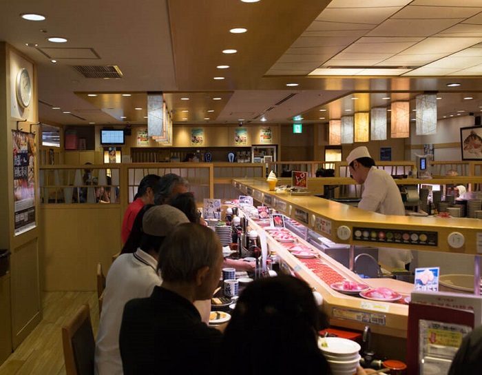 Mawashi-zushi Katsu (活) là một trong những quán ăn ngon ở Tokyo nhất định phải ghé