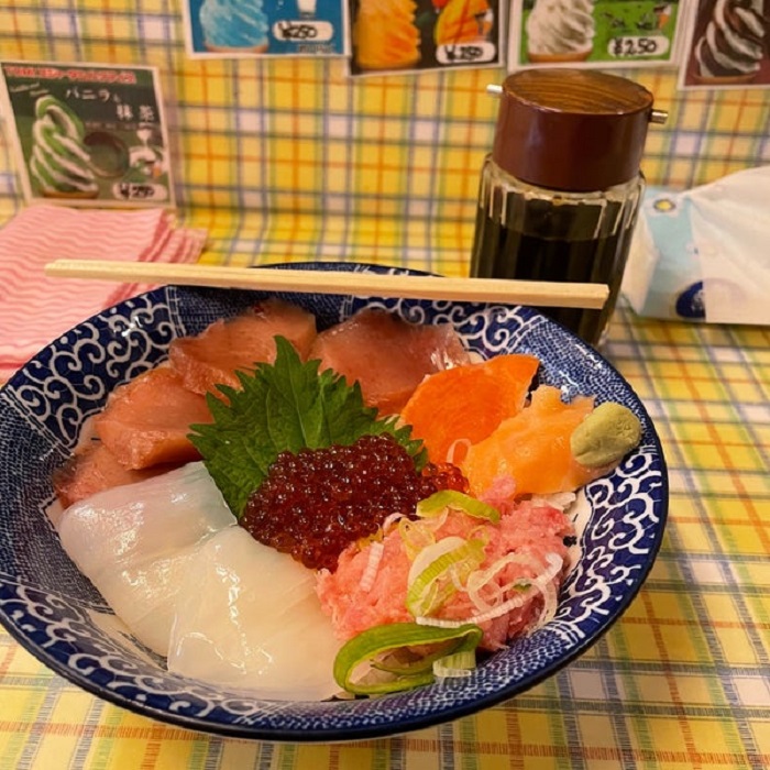 Nhắc đến quán ăn ngon ở Tokyo không thể không nhắc đến Minatoya Shokuhin (みなとや食品)